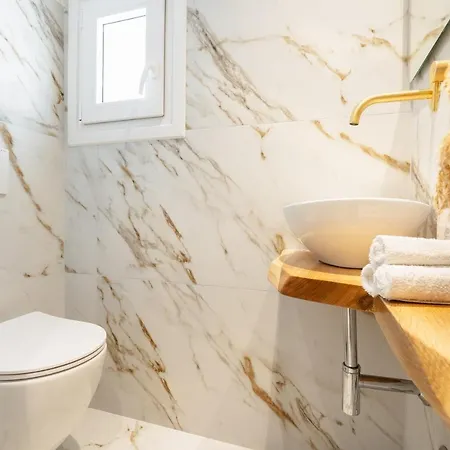 Naxos Petite In Town *