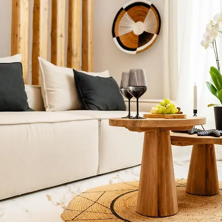 Naxos Petite In Town *