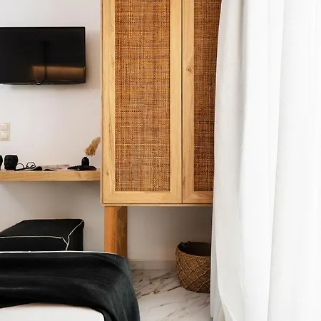 Naxos Petite In Town *