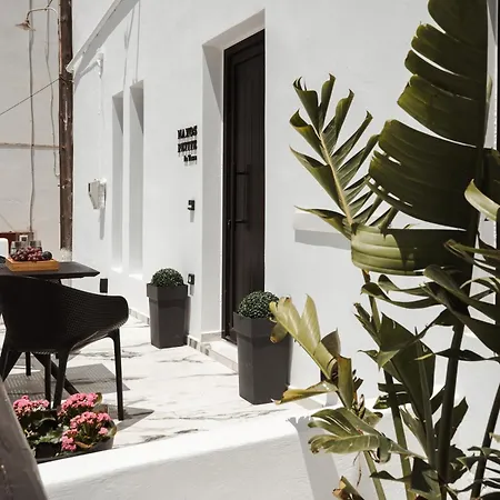 Naxos Petite In Town