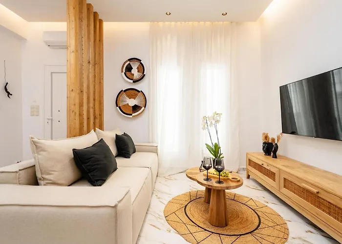 Naxos Petite In Town *