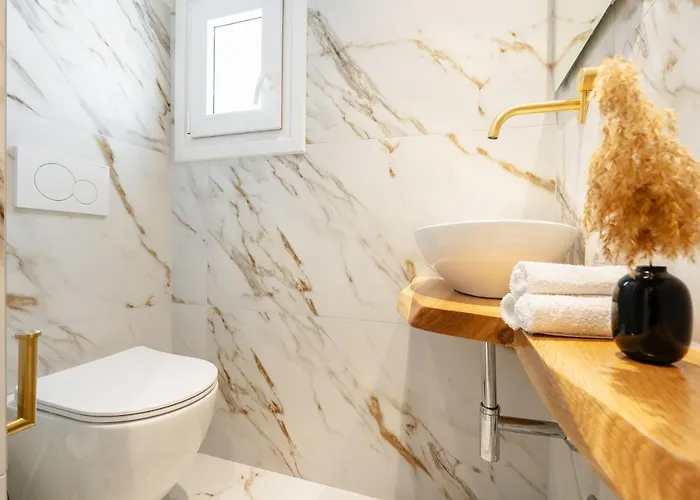 Naxos Petite In Town *