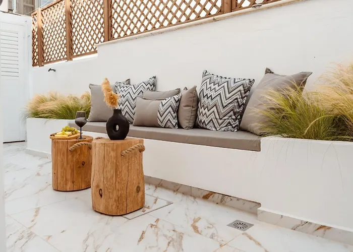 Naxos Petite In Town