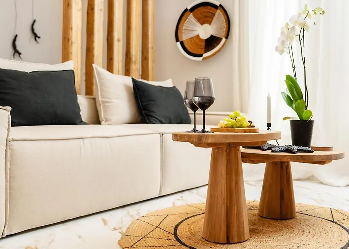 Naxos Petite In Town *