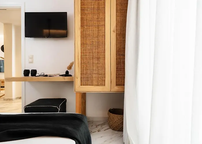 Naxos Petite In Town *