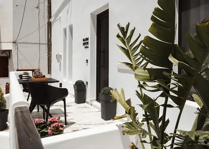 Naxos Petite In Town