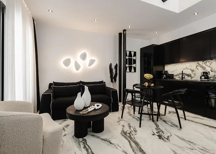 Naxos Petite In Town